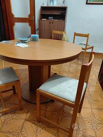 tavolo da soggiorno con sedie