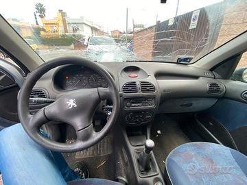 Peugeot 206 del 2001 carrozz. Incid. marciante