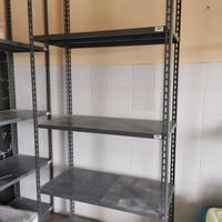 scaffalatura in metallo