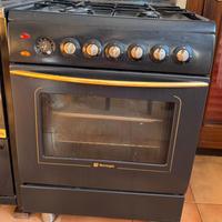 Cucina con 4 fuochi a gas e forno elettrico