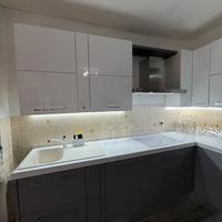 Cucina con elettrodomestici + tavolo e sedie