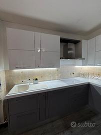 Cucina con elettrodomestici + tavolo e sedie