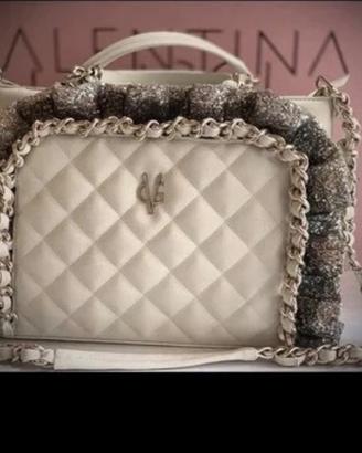 Borsa elegante trapuntata bianca con dettagli glit
