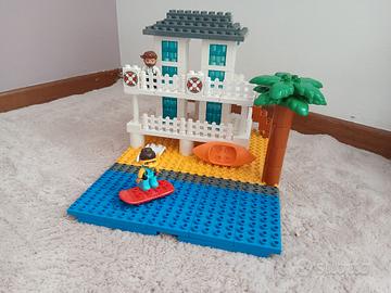 Villa al mare con surfista 