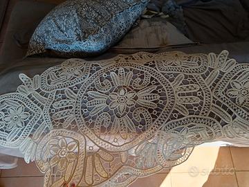 Grande centrotavola ricamato