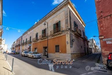 Palazzo Storico con Volte a Stella in centro