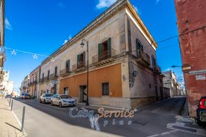Palazzo Storico con Volte a Stella in centro
