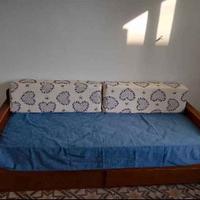 Mobile antico e divani