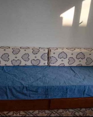 Mobile antico e divani