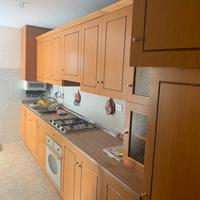 Cucina  lineare +tavolo rotondo