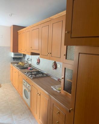 Cucina  lineare +tavolo rotondo