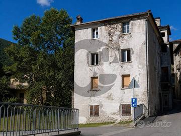 Palazzo / Stabile di 970 m² con più di 5 locali a 