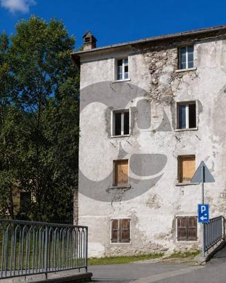 Palazzo / Stabile di 970 m² con più di 5 locali a 