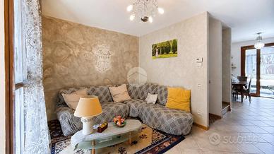 VILLA A SCHIERA A PIANCOGNO