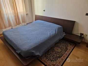 Letto matrimoniale con comodini integrati
