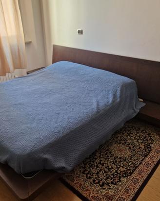 Letto matrimoniale con comodini integrati