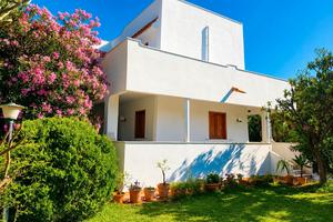 Mondello-villa indipendente con giardino e box