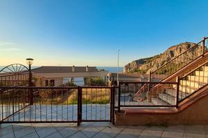 Ampio appartamento con corte esterna privata AC110