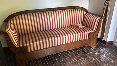 Divano con struttura in legno
