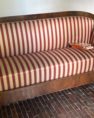 Divano con struttura in legno