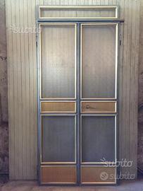 Portoncino con struttura in ferro e alluminio