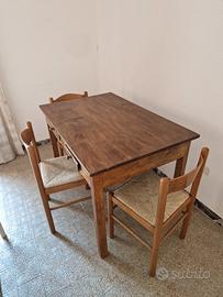 Vecchio Tavolo in buone condizioni + Sedie