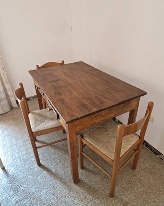 Vecchio Tavolo in buone condizioni + Sedie