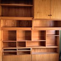 Mobile libreria in legno con scaffali e ante.