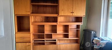 Mobile libreria in legno con scaffali e ante.