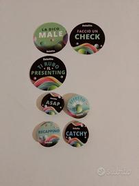 3 adesivi e 4 spille Deloitte