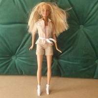 Varie Barbie  e oggetti