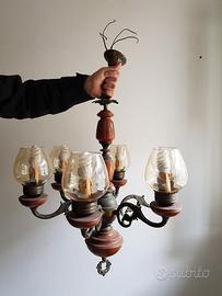 Lampadario in metallo e legno