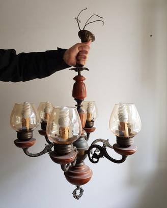 Lampadario in metallo e legno