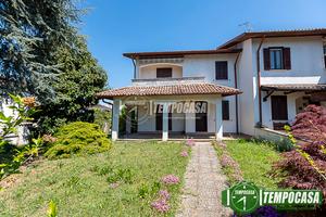 VILLA A SCHIERA DI TESTA CON GIARDINO E BOX DOPPIO