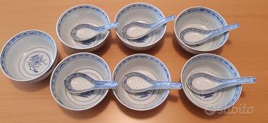 Porcellana cinese bianca/blu ciotole con cucchiai