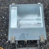 DUE   faretti alogeni da esterno 40 x 40 cm circa