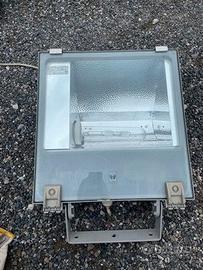 DUE   faretti alogeni da esterno 40 x 40 cm circa