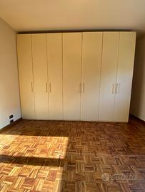 Armadio di grandi dimensioni in legno