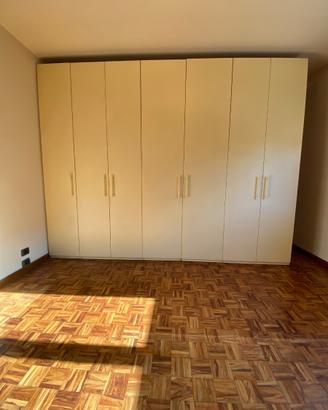 Armadio di grandi dimensioni in legno