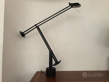 Lampada da scrivania Tizio designer R. Sapper