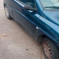 Auto Lancia y elefantino blu