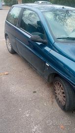 Auto Lancia y elefantino blu