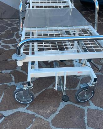 lettino barella con ruote grandi e pedale