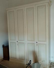 Armadio 4 ante color avorio con delicate decorazio