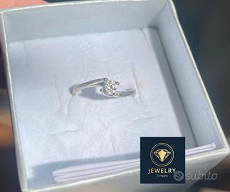 Anello con zircone
