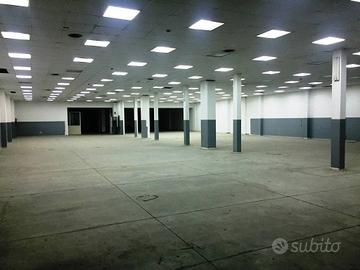 Immobile di 3000 m² con 3 locali a Nola