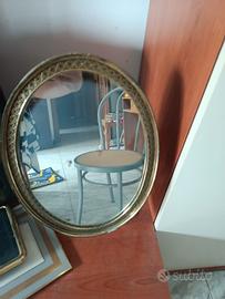 Specchiera ovale vintage dorata – cornice decorata