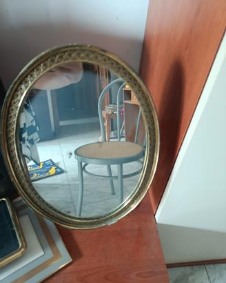 Specchiera ovale vintage dorata – cornice decorata