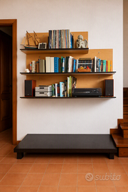 Libreria sospesa di design con panca coordinata
