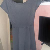 Vestito svasato con maniche corte